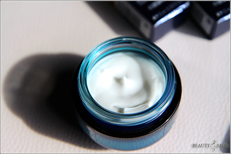 Biotherm Blue Therapy Accelerated Cream 50 mL บำรุงความกระชับ พร้อมลดเลือนริ้วรอย จุดด่างดำ และมอบความชุ่มชื่น ด้วยส่วนผสมของสาหร่ายแห่งความเยาว์วัย พร้อมเนื้อสัมผัสแบบ silky cream นุ่มลื่นดุจแพรไหม แต่ซึมซาบได้ดี ให้ความรู้สึกสบายผิว