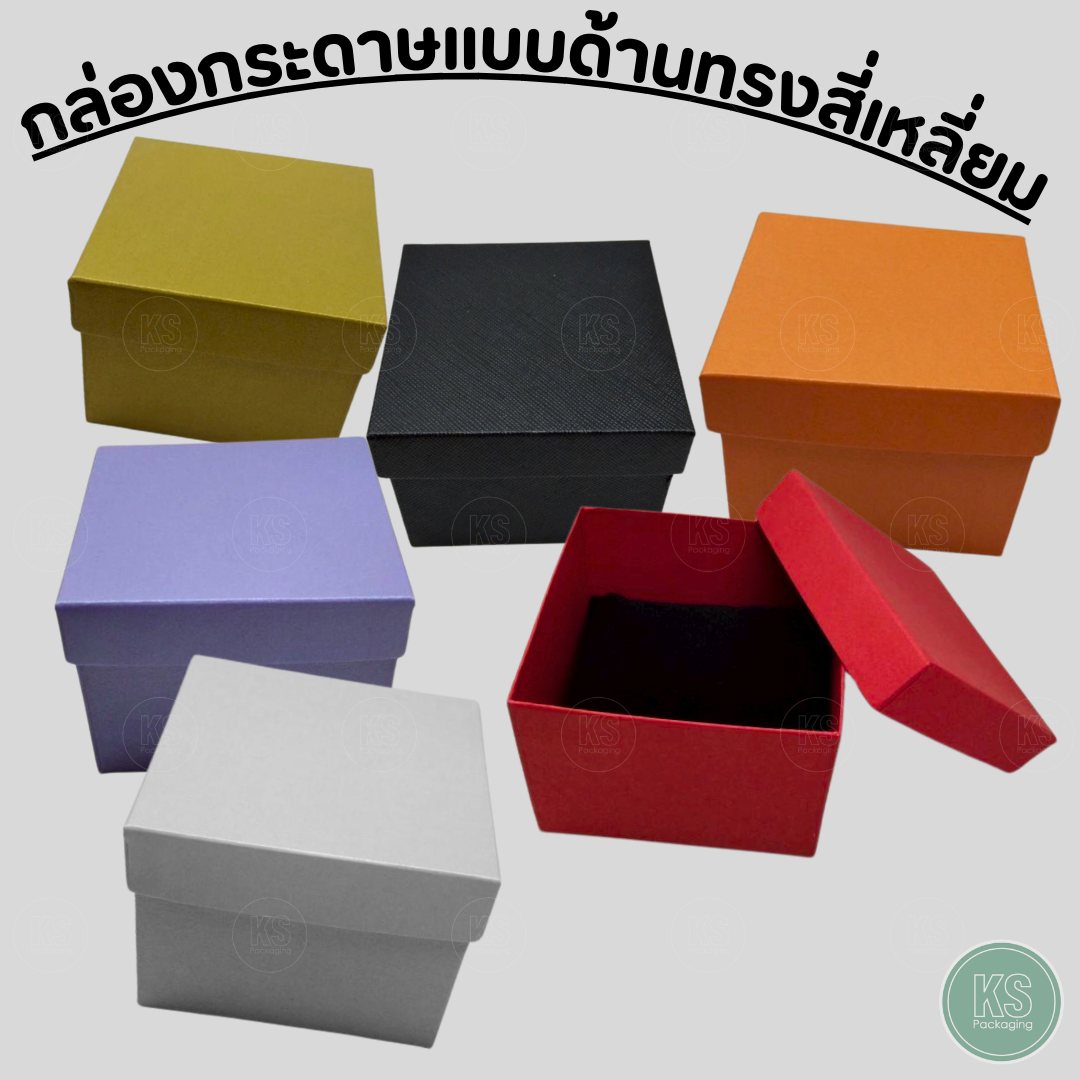 กล่องกระดาษแบบเงา ใส่นาฬิกา มีหมอนสีดำอยู่ด้านใน ทำจากวัสดุที่คุณภาพดี มีความแข็งแรง มีอายุการใช้งานได้ยาวนาน