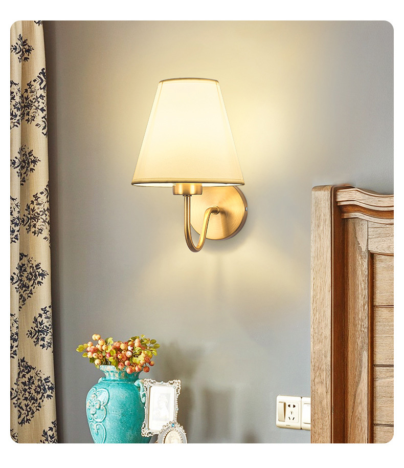 โคมไฟติดผนังภายในโครงเหล็กสีทอง American ทรงโค้งโป๊ะผ้า [CO-4018]