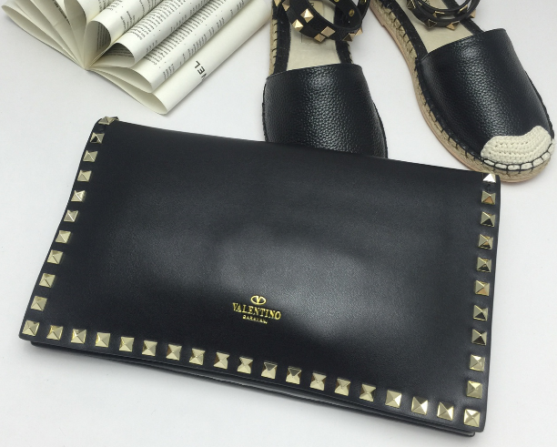 กระเป๋าคลัช valen rockstud clutch สีดำ แบบสอดมือได้