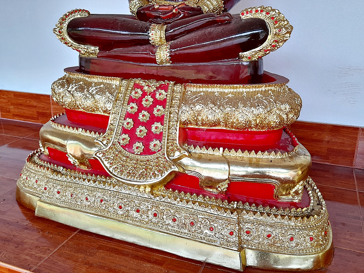 พระแก้วมรกต ปางพระจักรพรรดิ์ สีประจำวันเกิด7สี (ขนาดใหญ่) - (สีแดง สีเหลือง สีชมพู สีเขียว สีส้ม สีฟ้า สีม่วง)