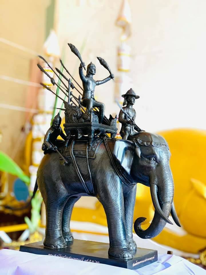 รูปหล่อ พระนเรศวร ทรงช้าง ออกศึก เนื้อทองเหลือง ปี2563