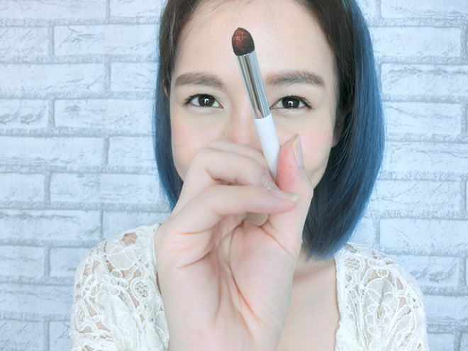 Laneige Dual Lip Brush แปรงทาลิปดูโอ้ อุปกรณ์สำหรับแต่งแต้มริมฝีปากที่จะทำให้การแต่งหน้าง่ายและสะดวกยิ่งขึ้นด้วย ด้ามพลาสติกขนาดความยาวถนัดมือ และหัวแปรง 2 ด้าน