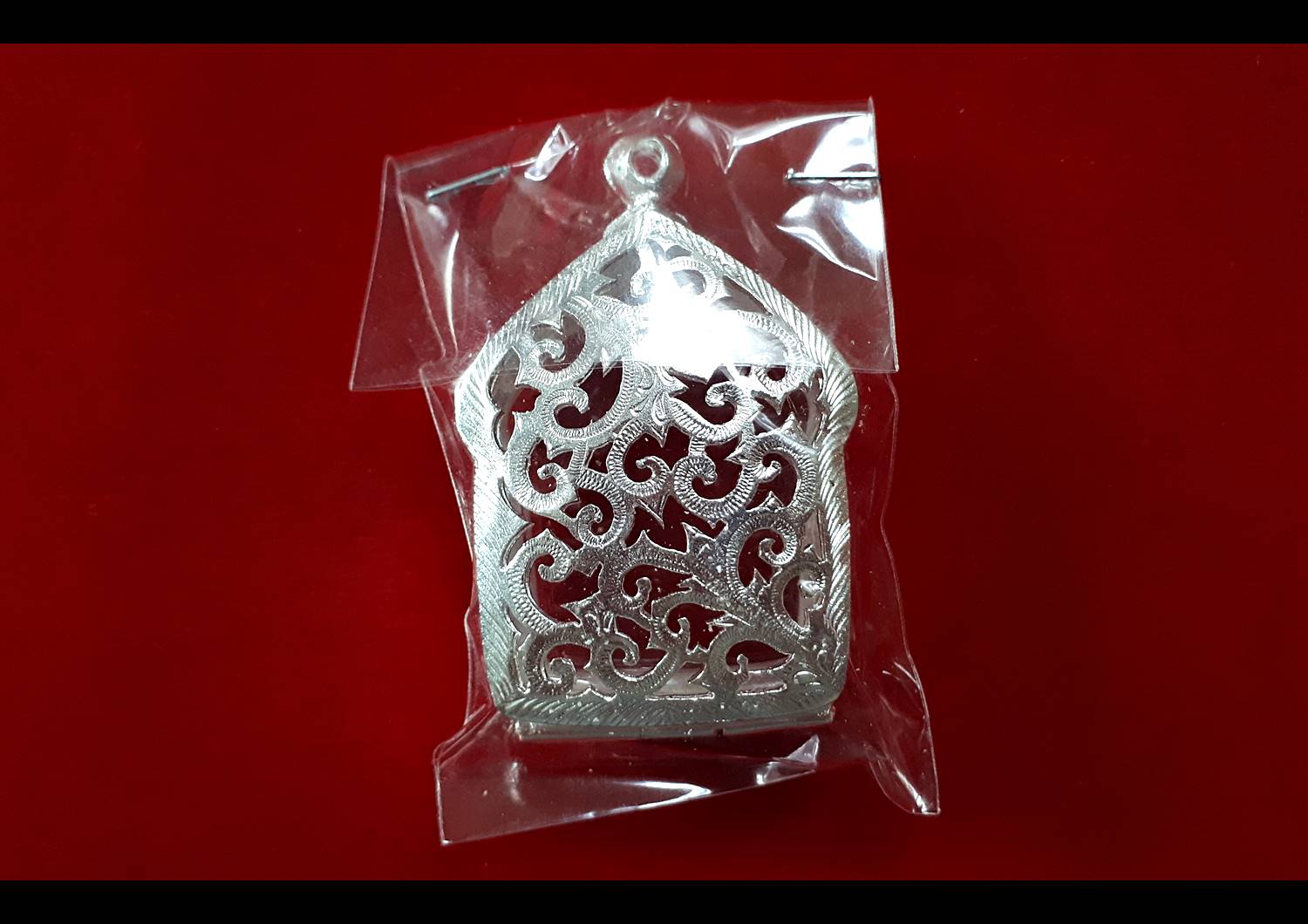 ตลับพระ ทรงสี่เหลี่ยม จั่วามเหลี่ยมบ้าน หัวสิงห์หลังฉลุลาย (เนื้อเงินแท้ 80%)