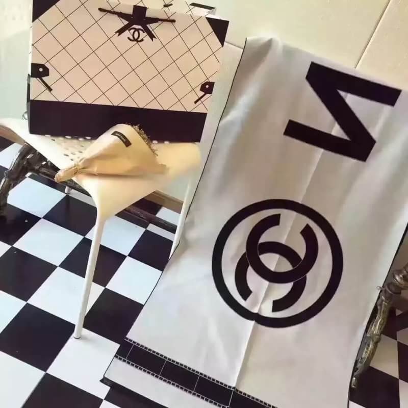 ผ้าพันคอ cn ผ้าคลุมไหล่ cn ปริ๊นลาย สีขาวดำ ลายโลโก้ cc