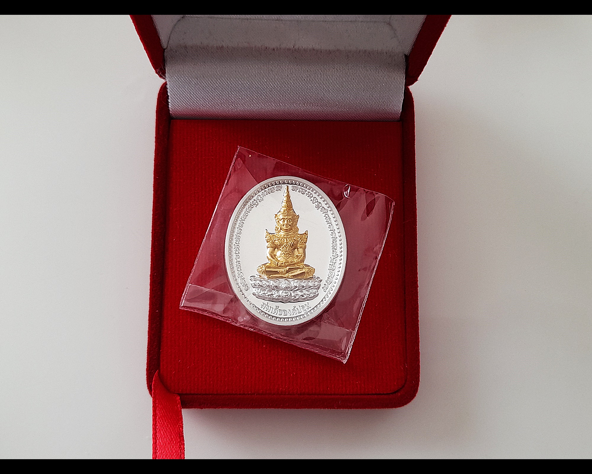 เหรียญสมเด็จองค์ปฐม ยิ้มรับทรัพย์ ปางสมาธิทรงเครื่องพระจักรพรรดิ หลังยันต์เกราะเพรช เนื้อเงินแท้(ชนวนเงินมหาสะท้อน) องค์พระทองคำ(หน้ากาก) ปี2564 #รับประกันแท้ - หลวงพ่อเล็ก วัดท่าขนุน (ปลุกเสก พิธีเข้ากรรมฐาน3วัน สมเด็จองค์ปฐมเสด็จมาสงเคราะห์ ปี2564)