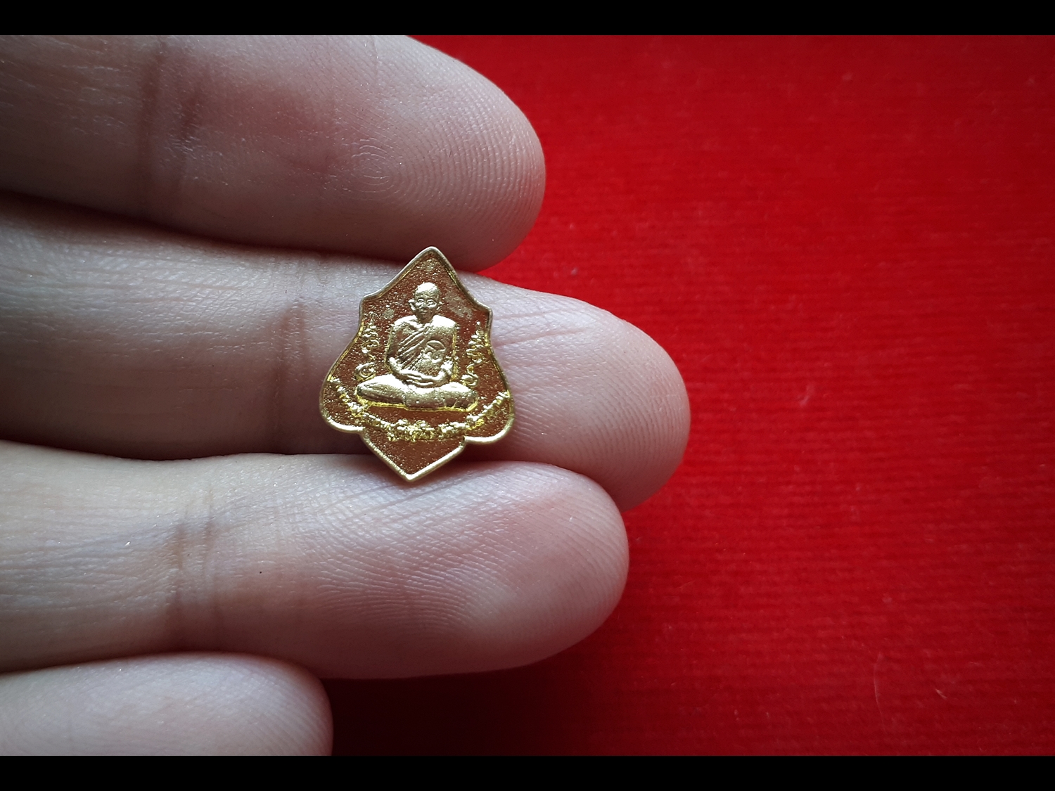 เหรียญ (เม็ดแตงจิ๋ว) หัวแหวน ทรงโล่ หลวงพ่อกวย วัดโฆสิตาราม (วัดบ้านแค) หลังยันต์ครู เนื้อทองชนวนทองทิพย์