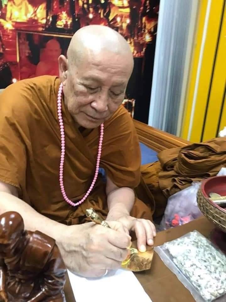 พระกริ่ง หลวงพ่อกวย ชุตินฺธโร (ฉายา "ชุ-ติน-ธะ-โร" ของ หลวงพ่อกวย แปลว่าผู้ทรงไว้ซึ่งความรุ่งเรือง ) รุ่นแรก เนื้อทองลำอู่+เนื้อชนวน (ชุดกรรมการ) ปี2565 #รับประกันแท้ - หลวงพ่อกวย วัดโฆสิตาราม