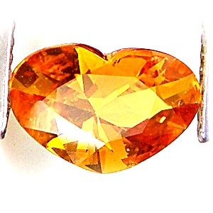 Yellow Sapphire บุศราคัมบางกะจะ พลอยเนื้อแข็ง รูปหัวใจ เจียระไนก้นเพชร หนัก 1.59 กะรัตสีเหลืองทองเข้มเกือบส้ม ความสะอาดมองตาเปล่า 95%