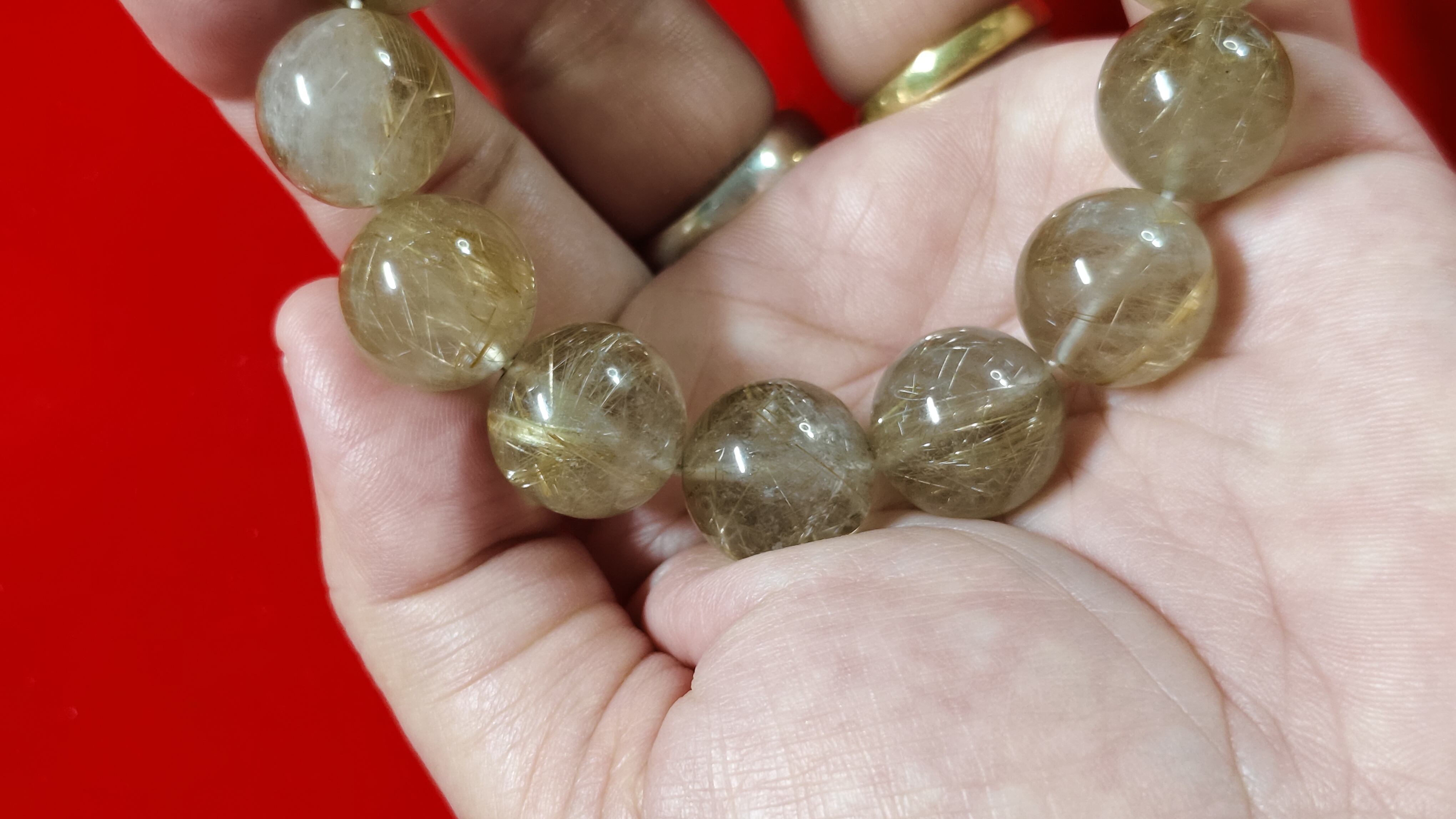 ข้อมือหินไหมทอง