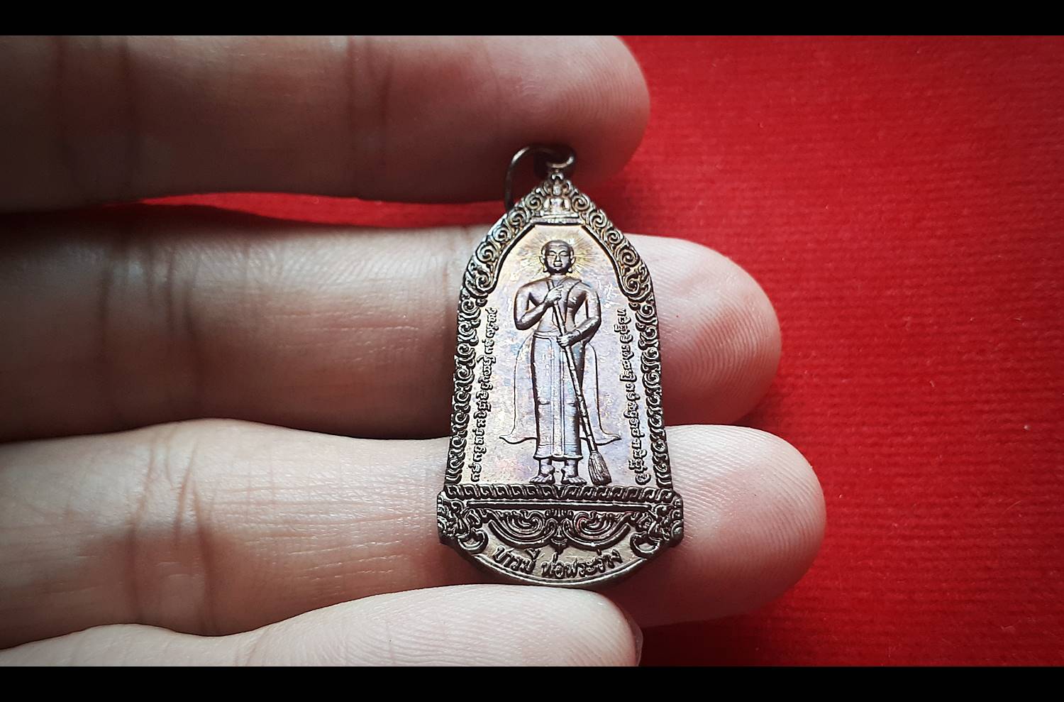 เหรียญบารมีพ่อพระร่วง(พระร่วงกวาดลาน) เนื้อชนวนมหาสะท้อน รมดำ ปี2561 #รับประกันแท้ - (กวาดทุกข์ กวาดโศก กวาดโรค กวาดภัย แคล้วคลาดปลอดภัย วาจาสิทธิ์ ใครคิดไม่ดีสะท้อนกลับหมด)