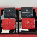 กระเป๋าสตางค์ cn caviar wallet สีดำและแดง ใบสั้น ใส่แบงค์ได้