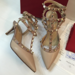 พร้อมส่ง รองเท้า valen rockstud ankle strap nude matt รุ่นใหม่ 3 สาย หนังด้าน สีครีมด้าน size 35-40 สอบถามไซส์ได้ค่ะสต็อคของเปลี่ยนตลอด