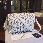 กระเป๋าสะพายข้าง issey สีขาวแมทด้าน ถอดสายถือเป็นคลัชได้