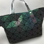 กระเป๋า issey 8x5 เจอแสงแฟลชเปลี่ยนสีได้ ไปเที่ยวกลางคืนเก๋ๆ