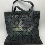 กระเป๋า issey 10x10 เจอแสงแฟลชเปลี่ยนสีได้ ไปเที่ยวกลางคืนเก๋ๆ