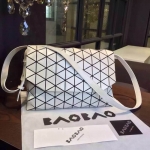 กระเป๋าสะพายข้าง issey สีขาว ถอดสายถือเป็นคลัชได้