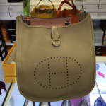 กระเป๋า hm evelyn 11 สีเทาอ่อน สีอื่นๆสอบถามเพิ่มเติมได้ค่ะ สต็อกเปลี่ยนตลอด