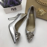 พร้อมส่ง รองเท้า versa สีเงิน สอบถามไซส์ได้ค่ะสต็อคของเปลี่ยนตลอด