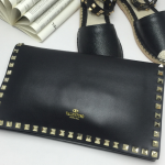 กระเป๋าคลัช valen rockstud clutch สีดำ แบบสอดมือได้