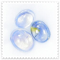 พลอยรูปไข่หลังเบี้ย สีฟ้าอ่อน หวานๆ ค่อนข้างแปลกตรงที่เวลากลิ้งไปมาจะเห็นเป็นสีเหลืองอ่อนๆกลิ้งไปมาบนเม็ดพลอย น้ำหนักรวม 3.58 กะรัต ความโค้งนูนสวย