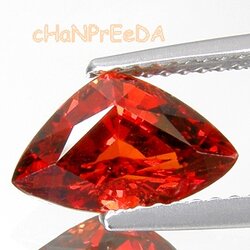 พลอยสเปกสไทท์ (เนื้ออ่อน) รูปสามเหลี่ยม สีส้ม 2.46 กะรัต ขนาด 6.58x10.42x4.87 มิล เนื้อสะอาดมากไม่มีตำหนิ ไฟดี (ของจริงไฟดีกว่าในรูป