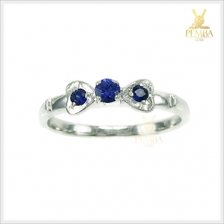 แหวนไพลินเมืองกาญแท้ 3 เม็ด ดีไซน์รูปโบว์เล็กน่ารักๆ เงินแท้ ชุบทองคำขาว แหวนพลอยแท้