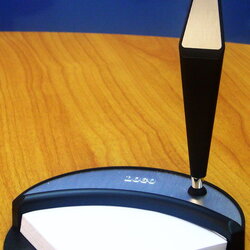 แท่นวางปากกา พร้อมปากกา และกระดาษโน๊ต