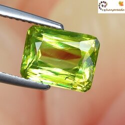 สฟีน SPHENE หรือ Titanite ไททาไนท์ รูปสี่เหลี่ยมตัดมุม น้ำหนัก 3.07 กะรัตพื้นสีเป็นสีเหลือง มีประกายรุ้ง ความสะอาดมองด้วยตาเปล่าสะอาด 90%-95%