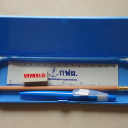 ชุดเครื่องเขียนในกล่องดินสอ มีปากกา ดินสอ ยางลบ ไม้บรรทัด