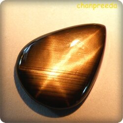 พลอยสตาร์ บางกะจะ รูปหยดน้ำ น้ำหนัก 3.88 กะรัต ขนาดตามใบเซอร์ 10.19x13.69x2.52 มิล เจียรไนหลังเบี้ย สียังไม่ได้ส่องไฟจะเป็นสีดำออกทองๆ