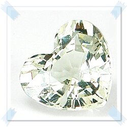 พลอยดิบไม่ผ่านการเผา หรือความร้อน UNHEATED รูปหัวใจ หนัก 0.89 กะรัต ขนาด 5.9x5.4x3.5 มิล สีขาวนวล มองตาเปล่าจะติดเหลืองแต่ไม่เกิน 5% (COLOURLESS)