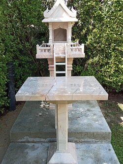 ศาลตายายหินอ่อนขาวชมพู ขนาด61*69 ซม พร้อมโต๊ะไหว้