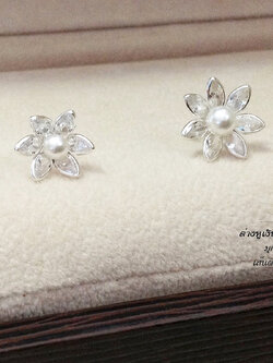 ต่างหูเงินแท้ 92.5% ดอกไม้ มีมุกตรงกลางประดับพลอยสีขาว แบบก้านเสียบ