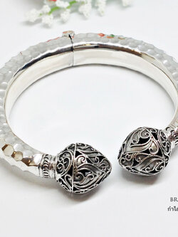 กำไลข้อมือเงินแท้ 92.5% กำไลหัวบัว-รมดำ ฉลุลายตรงหัวบัว (กำไลโปร่งหนา ไม่ตัน ใส่แบบง้างออกตรงกลาง ขยายไม่ได้)