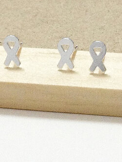 ต่างหูเงินแท้จิ๋ว รูปโบว์เกลี้ยง (ตัวเรือนเงินแท้)