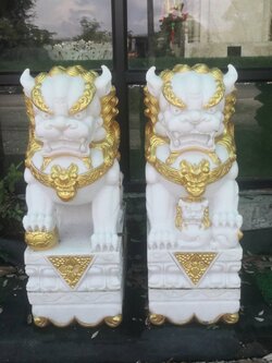 สิงโตหินอ่อนหยกขาวพ่นทอง สูง100 เซนติเมตร