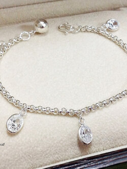 สร้อยข้อมือเงินแท้ ลายผ่าหวาย ห้อยพลอยสีขาว