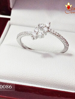 แหวนเงินแท้ 92.5% รูปดอกไม้ 3 แฉก ประดับเพชร cz