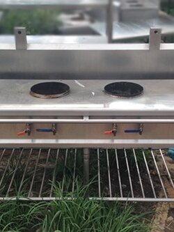 เตาสแตนเลส 4 หัว มีชั้นตะแกรงด้านล่าง