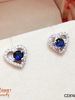 ต่างหูเงินแท้ 92.5% ก้านเสียบรูปหัวใจประดับเพชร CZ พลอยสีน้ำเงินตรงกลาง