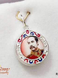 จี้เงินแท้ ร.5 ตัวเรือนทำด้วยเงินแท้ งานลงยาสีน้ำเงินแดงพื้นหลังสีแดงอ่อน