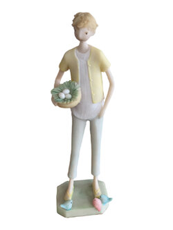 ชายยืนถือตะกร้าแอปเปิ้ล