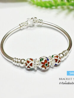 กำไลข้อมือเงินแท้ 99.9% งานสุโขทัย ตรงกลางลงยาดอกไม้สีแดง น้ำเงิน เขียว ด้านข้างเล่นลายดอกไม้ งานจริงสวยมาก