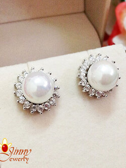 ต่างหูมุกน้ำจืดแท้ ประดับเพชร CZ รอบวง