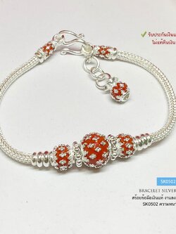 สร้อยข้อมือเงินแท้ 99.9% งานสุโขทัย ลายสามเสา ลงยาสีแดงสด ฟ้าเข้ม พร้อมตุ้งติ้งถุงเงิน "รับทรัพย์" เล่นลายดอกพิกุล หนัก 1 บาทตัน มีห่วงทดปรับความยาวได้ (งานช่างทอง)