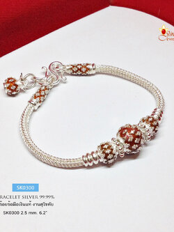 สร้อยข้อมือเงิน 99.9% งานสุโขทัย ลายสามเสา ลงยาสีแดง พร้อมตุ้งติ้งถุงเงิน "รับทรัพย์" เล่นลายดอกพิกุล