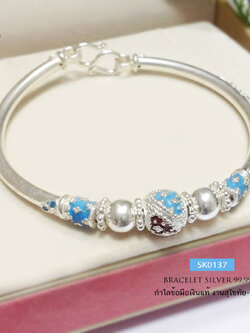 กำไลข้อมือเงินแท้ 99.9% งานสุโขทัย ลงยาสีฟ้า แดง เล่นลายดอกพิกุล ด้านข้างสีฟ้า ตะขอตัว S แบบเกี่ยว กำไลโปร่ง