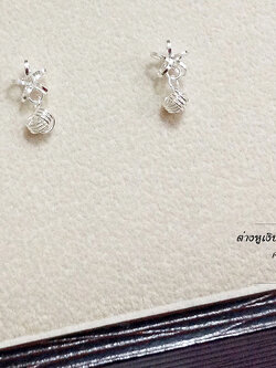 ต่างหูเงินแท้จิ๋ว รูปดอกไม้ ห้อยตะกร้อ (ตัวเรือนเงินแท้)