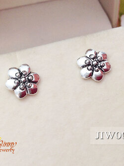 ต่างหูเงินแท้จิ๋ว รูปดอกไม้ (งานรมดำ)